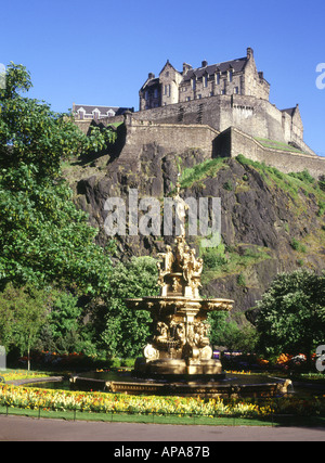 dh Princes Street Gardens EDINBURGH CASTLE EDINBURGH Brunnen Statue Blumengärten Schloss Zinnen Felswände Schottland Stockfoto