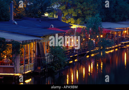 Berlin. Kreuzberg. Café Restaurant Freischwimmer auf umgebauten Hausbooten auf eine Anabranch der Spree. Stockfoto