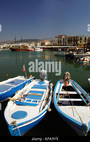Ansicht von Rethymnon Hafen mit kleinen Booten und venezianischen Gebäuden im Hintergrund Crete Stockfoto