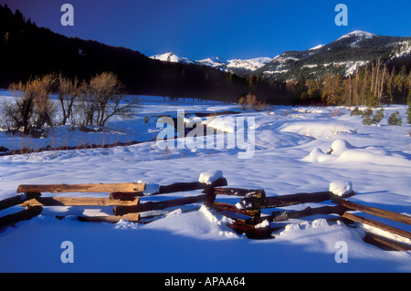 Schneebedeckte Zaun am Mill Creek in der Nähe von Mt Lassen Kalifornien Stockfoto