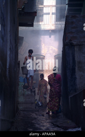 Straßenszene aus alten Varanasi, Indien Stockfoto