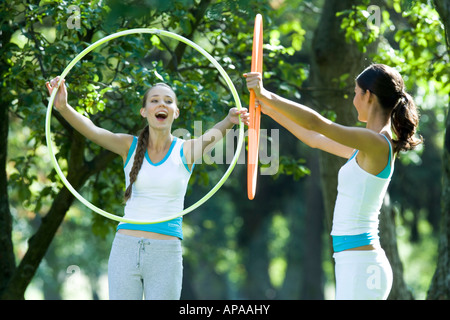 zwei junge Frauen mit Hoola Creolen Stockfoto