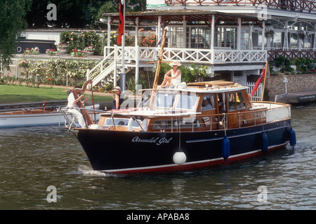 A motor Cruiser mit Harfenistin an Bord nicht ordnungsgemäß im Gange mit Kotflügel unten am Henley Royal Regatta auf der Themse Stockfoto