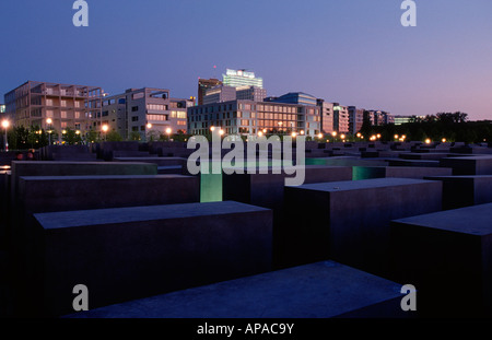 Berlin. Holocaust-Mahnmal bei Nacht. Holocaust-Mahnmal. Skyline von Berlin Potsdamer Platz. Stockfoto