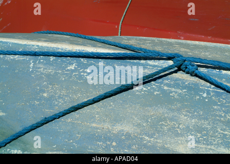 Blaues Seil auf einem wiederhergestellten Rumpf alten und typischen kleinen Boot völlig schuppig Stockfoto