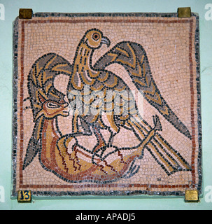 Mosaik zeigt einen Adler, der Angriff auf einen Hirsch oder Gazelle, Qasr Libyen, ehemalige Olbia, Libyen Stockfoto