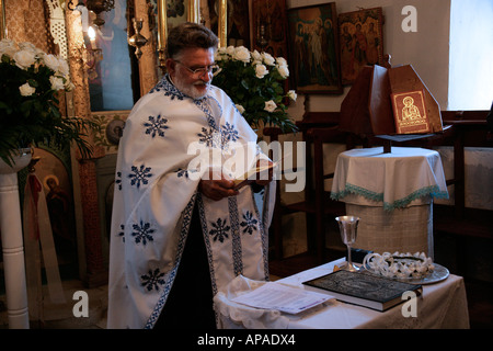 GRIECHISCHER ORTHODOXER PRIESTER DURCHFÜHRUNG EINEN HOCHZEITSSERVICE, IKARIA, GRIECHENLAND Stockfoto