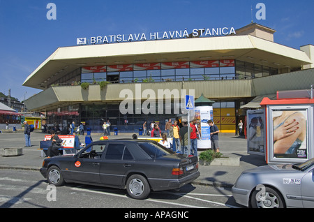 Bratislava, Slowakei. Hauptbahnhof (Hlavna Stanica) mit Taxis geparkt vor Stockfoto