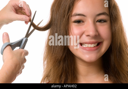 Stock Foto von kaukasischen Teen Mädchen bekommen Haarschnitt USA Stockfoto