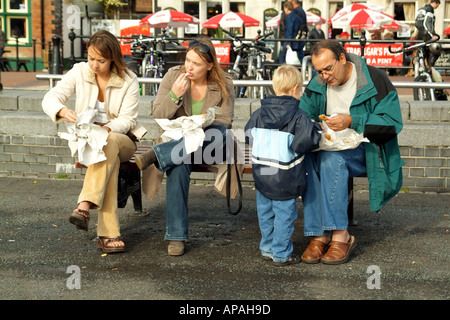 Essen Fisch und Chips aus dem Papier auf dem Kai Poole England UK südeuropäischen Stockfoto