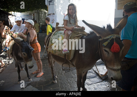 Kinder und Esel Lindos Rhodos griechische Inseln Griechenland Hellas Stockfoto