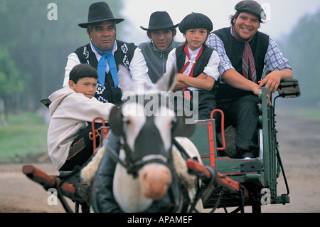 Gauchos Reiten auf einem Pferd und Wagen Argentinien Südamerika Stockfoto