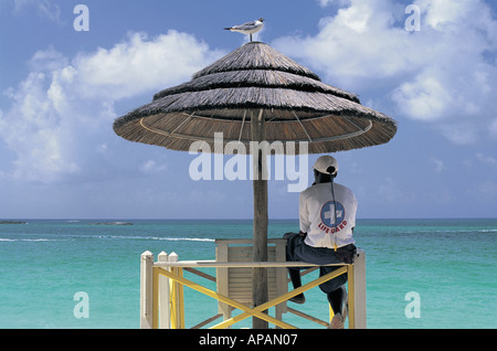 Rettungsschwimmer am Strand Bahamas Stockfoto