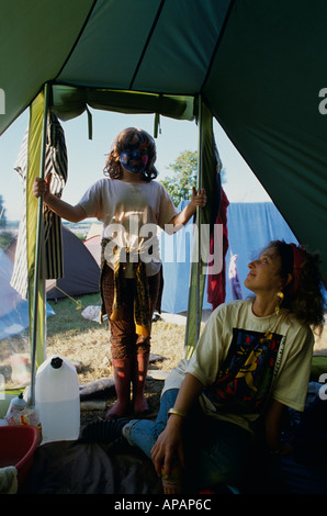 Kind und Frau innen Zelt Glastonbury Festival Somerset UK England Großbritannien Europa Stockfoto