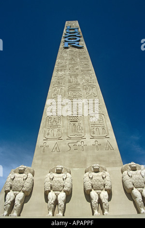 Obelisk vor Luxor Hotel and Casino, Las Vegas, Nevada, USA Stockfoto