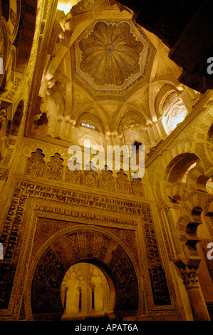 Mihrab, eine halbrunde Nische, in der Catedral de Cordoba, einer ehemaligen mittelalterlichen Moschee, Córdoba, Spanien. Stockfoto