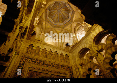 Spanien Andalusien Córdoba Interieur der Mezquita-Kathedrale Kuppel über dem Mihrab und die Maqsura Stockfoto