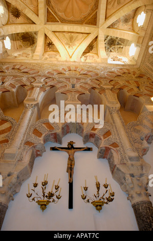 Spanien Andalusien Córdoba Innenraum der Mezquita Kathedrale Villaviciosa Kapelle Jesus Christus am Kreuz Stockfoto