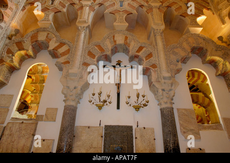 Statue der Kreuzigung im Inneren der Villaviciosa-Kapelle in der Catedral de Cordoba, einer ehemaligen mittelalterlichen Moschee, Córdoba, Spanien. Stockfoto