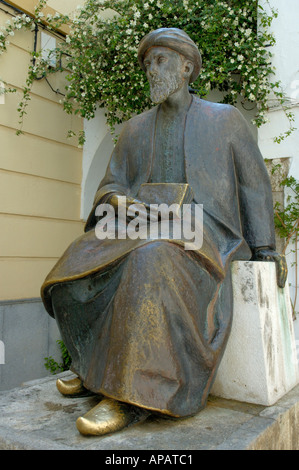 Bronzestatue des jüdischen Philosophen Moses Maimonides, im jüdischen Viertel von Córdoba, Andalusien, Spanien. Stockfoto