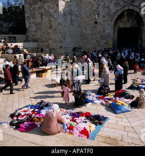 Frauen Verkauf von Kleidung außerhalb von Damaskus Tor der alten Stadt Jerusalem Israel Naher Osten Stockfoto