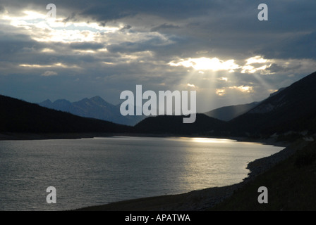 Sonnenuntergang Atmosphäre über Medicine Lake in den Rocky Mountains Stockfoto