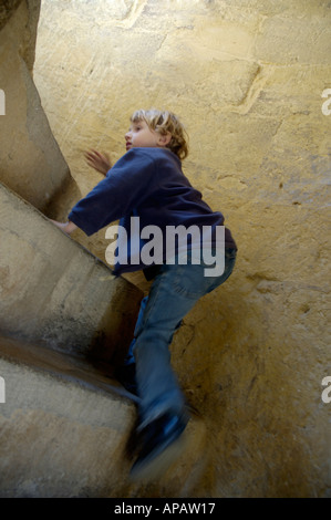 Spanien Andalusien Córdoba Alcazar der christlichen Könige wenig Mädchen innen der Löwe-Turm-Treppenhaus Klettern Stockfoto