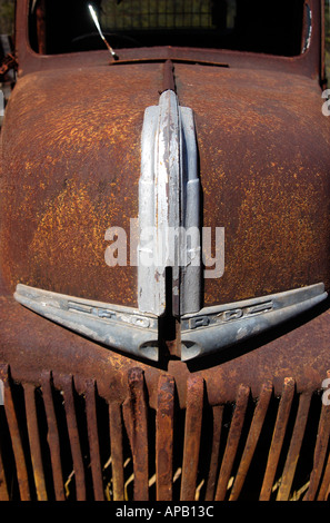 Motorhaube-Detail der rostigen alten Ford LKW links in Ravenswood Verfall einer Goldgräberstadt in der Nähe von Townsville, Queensland Australien Stockfoto