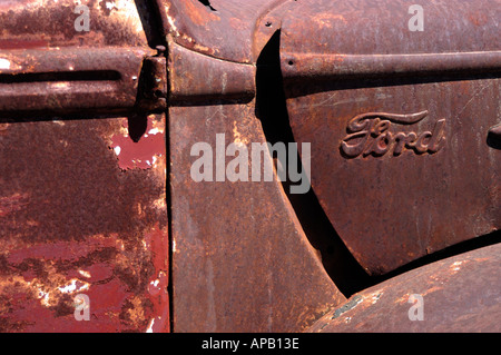 Logo-Detail der rostigen alten Ford LKW links in Ravenswood Verfall einer Goldgräberstadt in der Nähe von Townsville, Queensland Australien Stockfoto