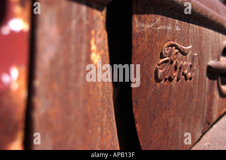 Logo-Detail der rostigen alten Ford LKW links in Ravenswood Verfall einer Goldgräberstadt in der Nähe von Townsville, Queensland Australien Stockfoto