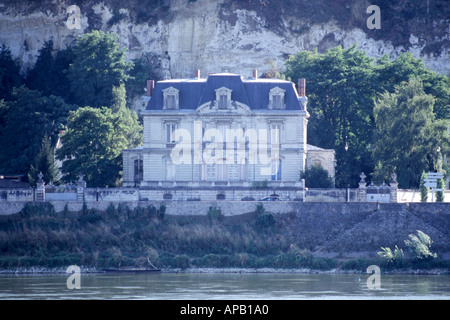Villa am Ufer des Flusses Loire in der Nähe von Saumur, fotografiert von einer Insel in der Loire-Val de Loire-Frankreich Stockfoto