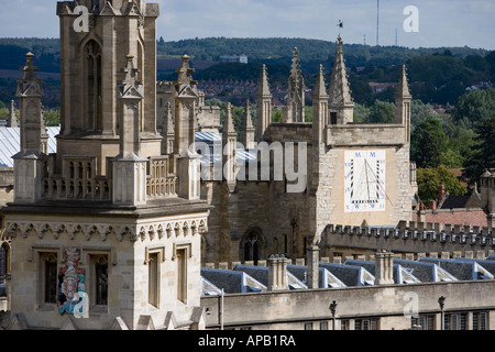 Sonnenuhr an der Turm des New College der Universität Oxford, Oxford Stockfoto