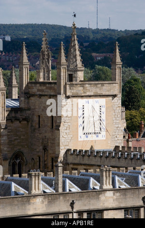 Sonnenuhr am Turm des New College der Universität Oxford, Oxford Stockfoto