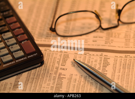 Finanzen und Investment-Bild zeigt eine finanzielle Papier mit einem Taschenrechner, Kugelschreiber und Brille auf einer Seite der Aktienkurse Stockfoto