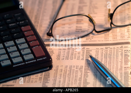 Finanzen und Investment-Bild zeigt eine finanzielle Papier mit einem Taschenrechner, Kugelschreiber und Brille auf einer Seite der Aktienkurse Stockfoto