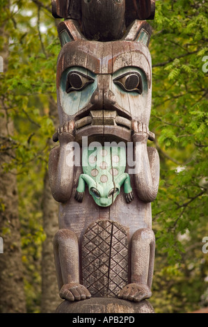 Der Totempfahl Figur der Tlingit Indianer Kultur in Totem Park Wrangell Alaska hautnah Stockfoto