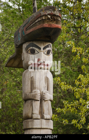 Nahaufnahme von Figuren Totempfahl der Tlingit Indianer Kultur in Totem Park Wrangell Alaska Stockfoto