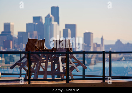 Teak Deck Stühle anlehnen Tisch auf der Terrasse mit Blick auf die Elliott Bay und Seattle Washington USA Blick von Luxus-Haus Stockfoto