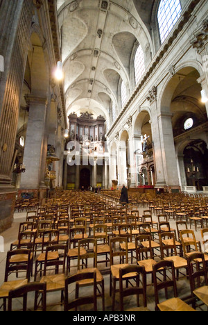 Innenraum der Eglise Saint Sulpice in Paris Frankreich vertikaler Ausrichtung Stockfoto