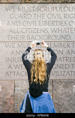 Frau fotografieren eingravierten Zitat Franklin Delano Roosevelt Memorial Washington DC USA Stockfoto