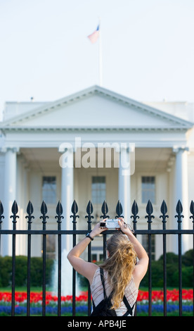 Frau die Bilder von dem weißen Haus Washington DC USA Stockfoto