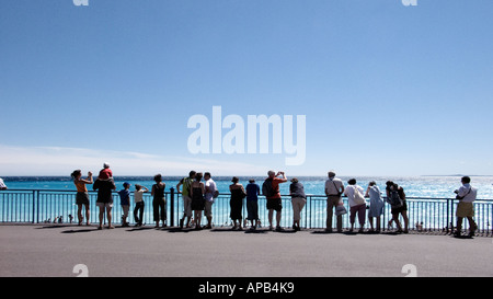 Menge, Blick auf das Meer auf der schönen Promenade, Frankreich Stockfoto