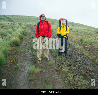 Paar Rucksackreisen in einem Regen Sturm Umptanum Ridge Washington USA Stockfoto