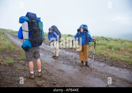 Backpacker in einem Regen Sturm Umptanum Ridge Washington USA Stockfoto