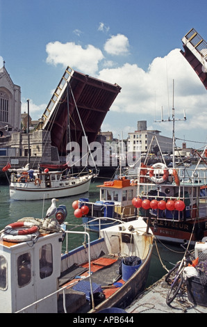 Weymouth Straßenbrücke angehoben, um kleine Boote Zugriff innerhalb und außerhalb des Hafens Stockfoto