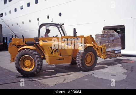 Kreuzfahrtschiff im Hafen von Charlotte Amalie in St. Thomas In US-amerikanischen Jungferninseln wird die Karibik mit Bestimmungen von beladen JCB Gabelstapler und Fahrer Stockfoto