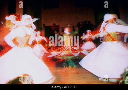 Die Al Tannoura ägyptischen Erbe Tanzgruppe Durchführung traditioneller Sufi tanzen in Kairo Ägypten auch bekannt als die wirbelnden Touristenbüro Stockfoto