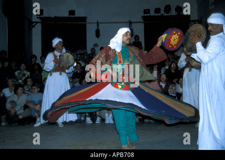Die Al Tannoura ägyptischen Erbe Tanzgruppe Durchführung traditioneller Sufi tanzen in Kairo Ägypten auch bekannt als die wirbelnden Touristenbüro Stockfoto