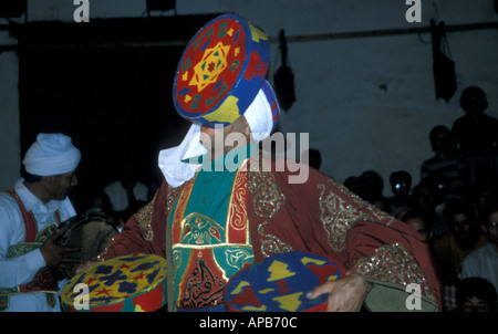 Die Al Tannoura ägyptischen Erbe Tanzgruppe Durchführung traditioneller Sufi tanzen in Kairo Ägypten auch bekannt als die wirbelnden Touristenbüro Stockfoto