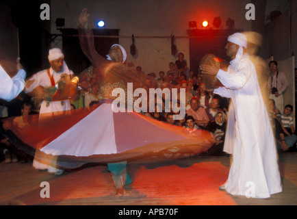 Die Al Tannoura ägyptischen Erbe Tanzgruppe Durchführung traditioneller Sufi tanzen in Kairo Ägypten auch bekannt als die wirbelnden Touristenbüro Stockfoto